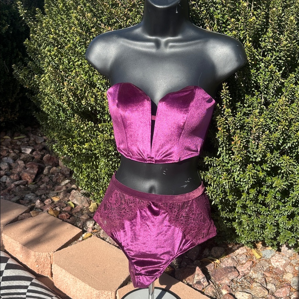 Victoria's Secret Demi Velvet Small Bra & Small high waisted underwear-new w/tag